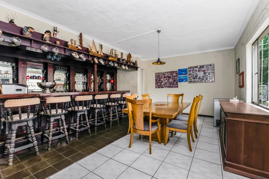 To Let 4 Bedroom Property for Rent in Magaliessig Gauteng