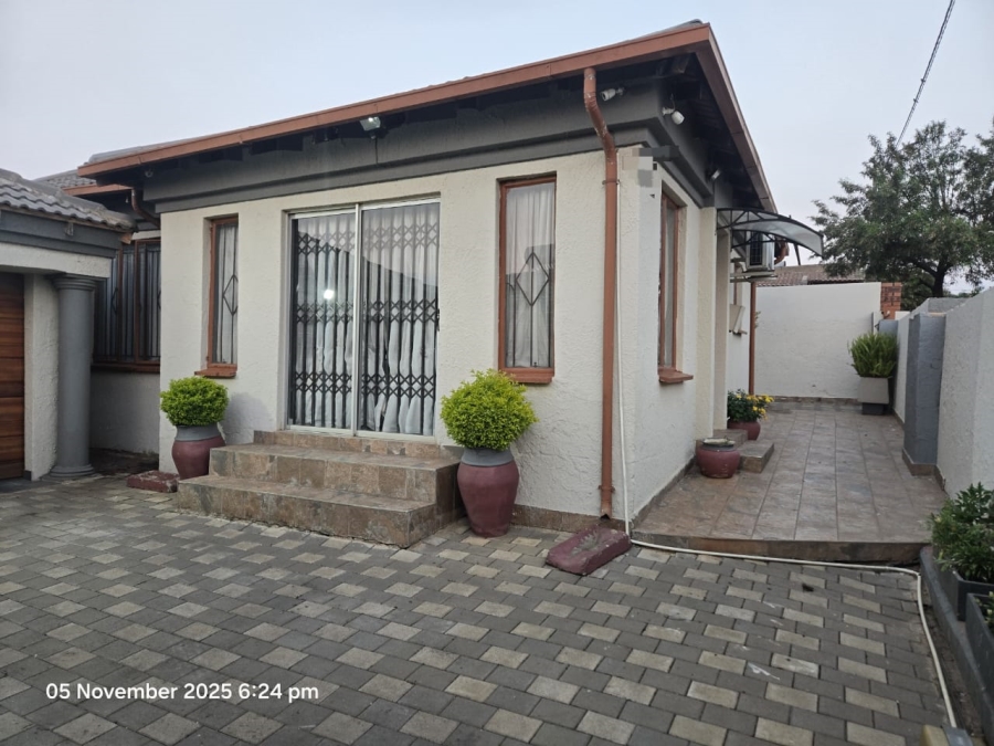3 Bedroom Property for Sale in Clayville Gauteng