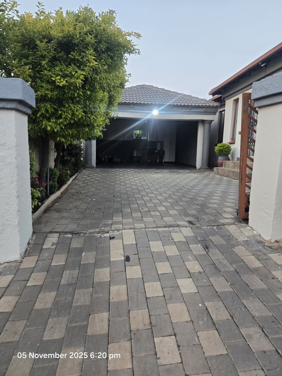 3 Bedroom Property for Sale in Clayville Gauteng