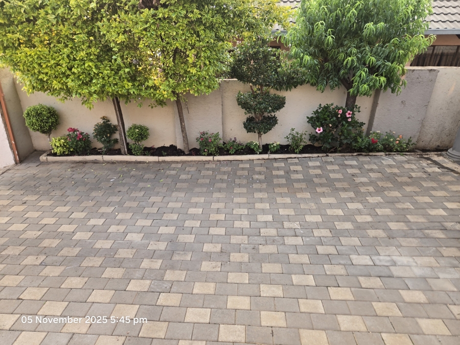 3 Bedroom Property for Sale in Clayville Gauteng