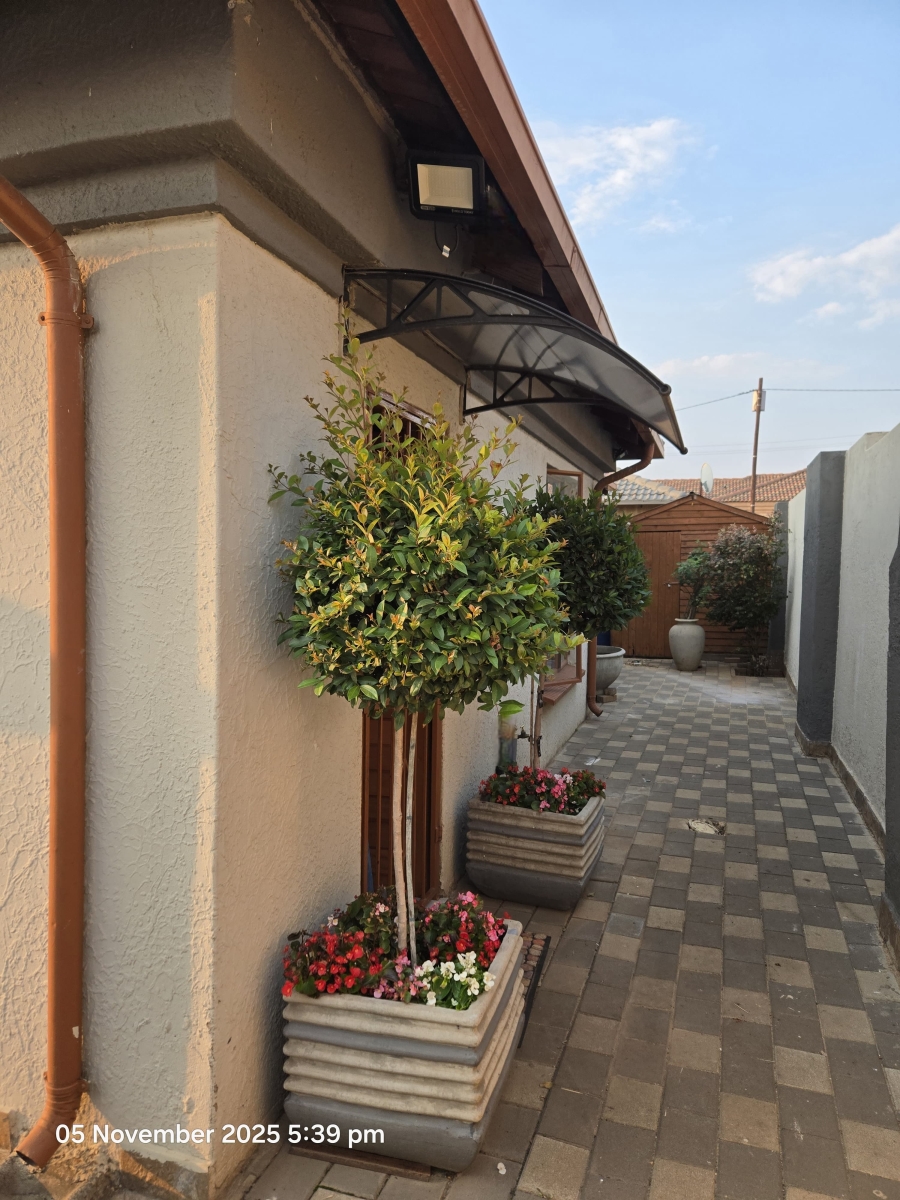 3 Bedroom Property for Sale in Clayville Gauteng