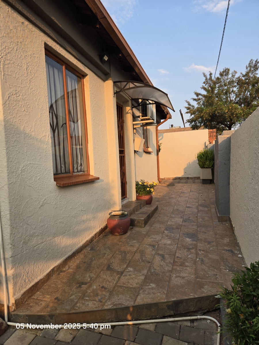 3 Bedroom Property for Sale in Clayville Gauteng
