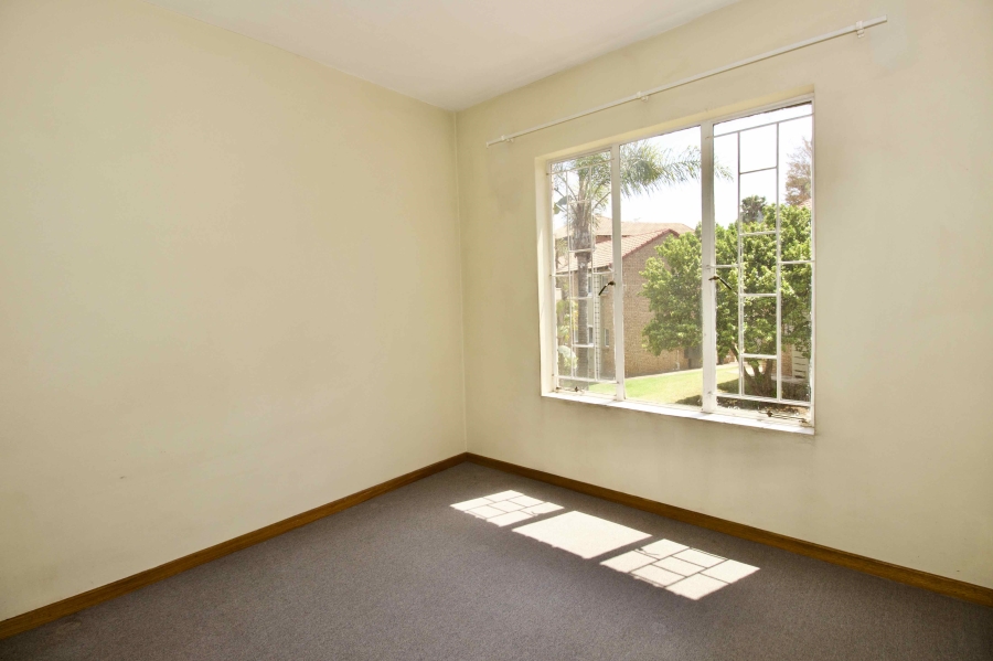 2 Bedroom Property for Sale in Die Hoewes Gauteng