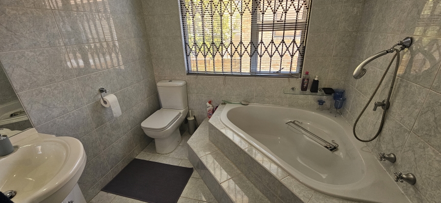 3 Bedroom Property for Sale in New Redruth Gauteng