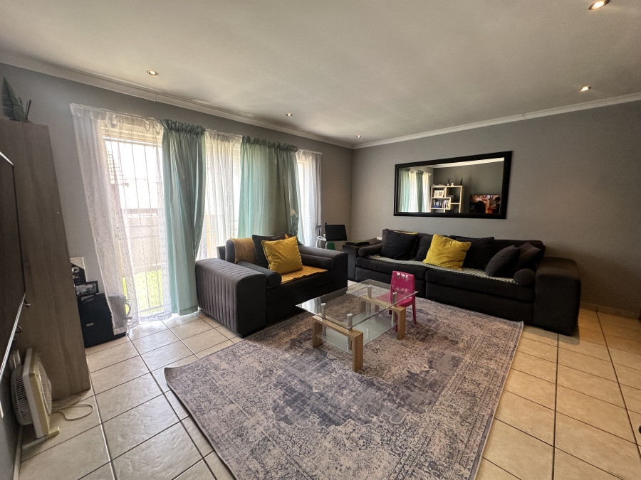 To Let 3 Bedroom Property for Rent in Thatchfield Close Gauteng