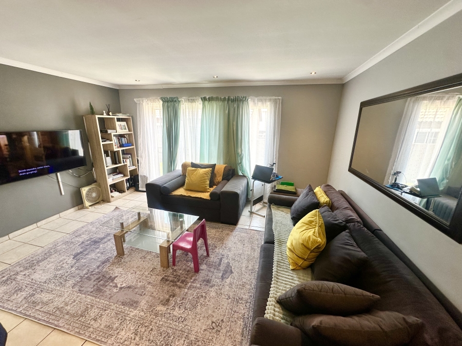 To Let 3 Bedroom Property for Rent in Thatchfield Close Gauteng