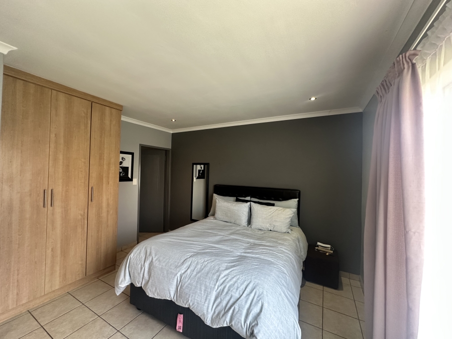 To Let 3 Bedroom Property for Rent in Thatchfield Close Gauteng