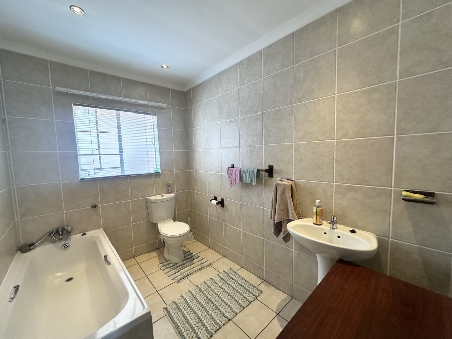 To Let 3 Bedroom Property for Rent in Thatchfield Close Gauteng