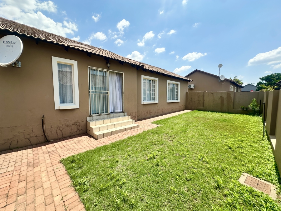 To Let 3 Bedroom Property for Rent in Thatchfield Close Gauteng