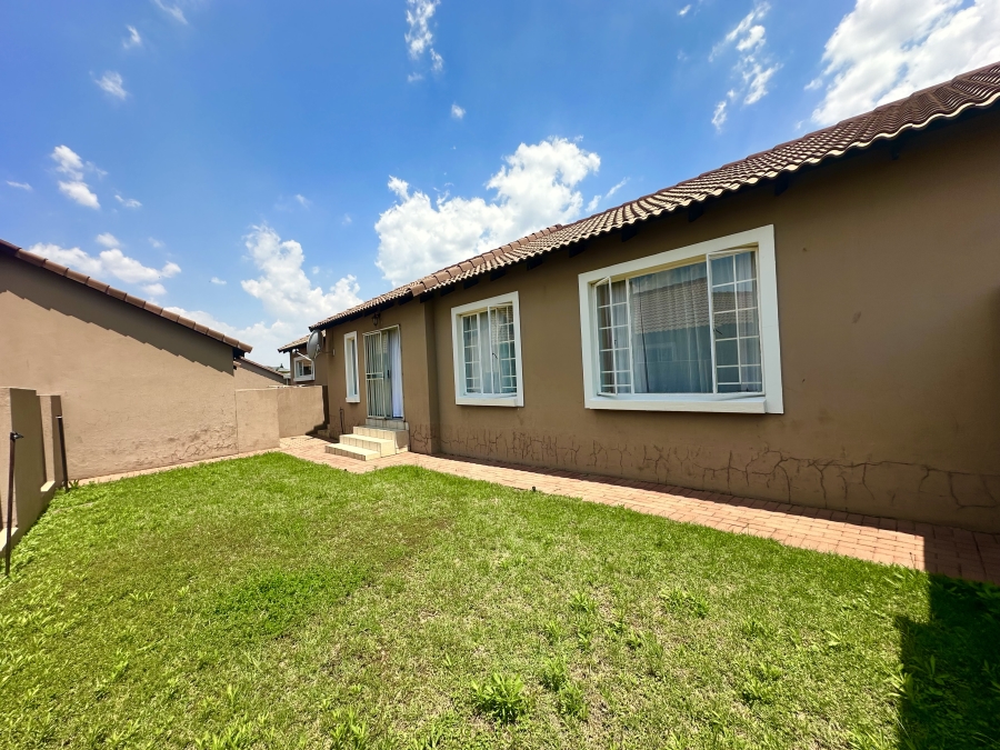 To Let 3 Bedroom Property for Rent in Thatchfield Close Gauteng