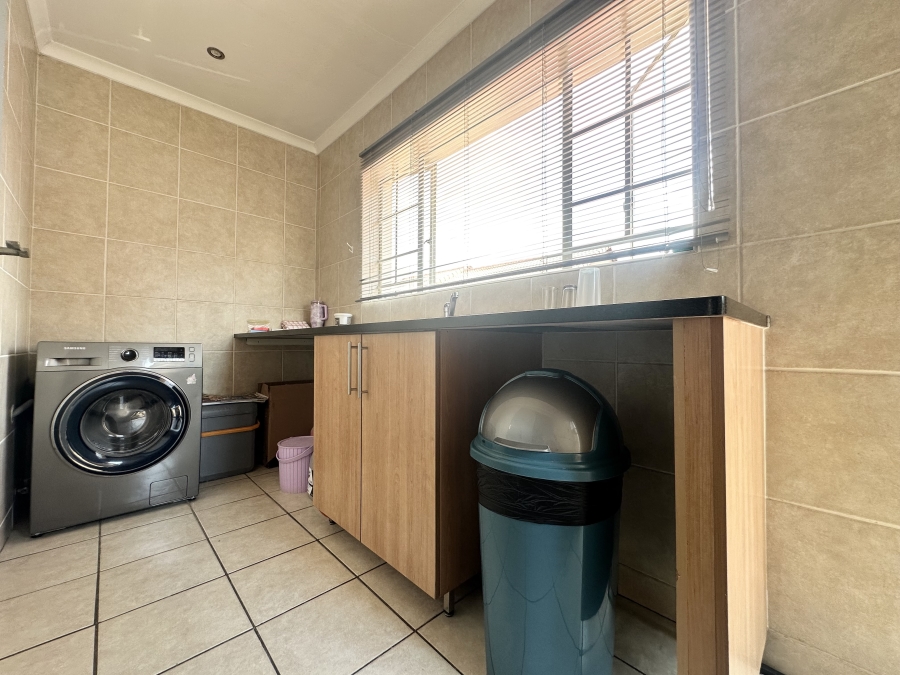 To Let 3 Bedroom Property for Rent in Thatchfield Close Gauteng