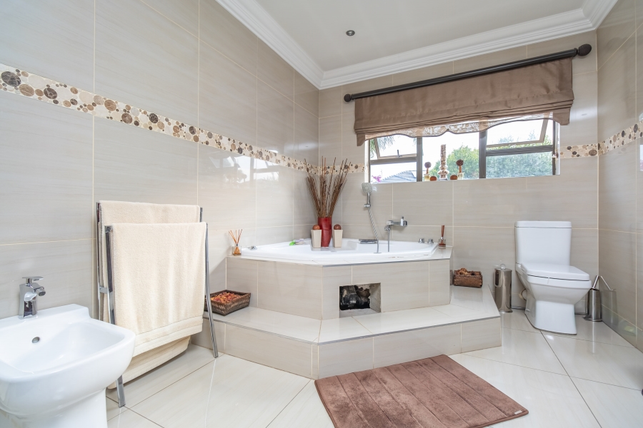 5 Bedroom Property for Sale in Broadacres Gauteng