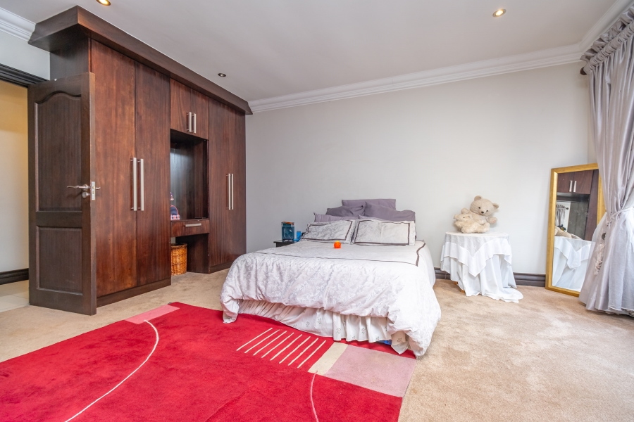 5 Bedroom Property for Sale in Broadacres Gauteng