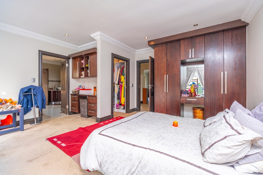 5 Bedroom Property for Sale in Broadacres Gauteng