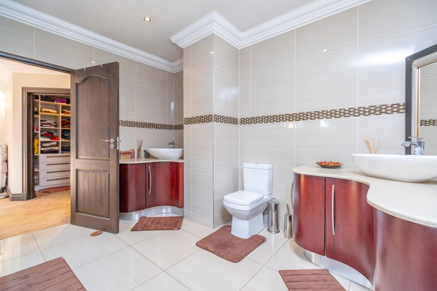 5 Bedroom Property for Sale in Broadacres Gauteng