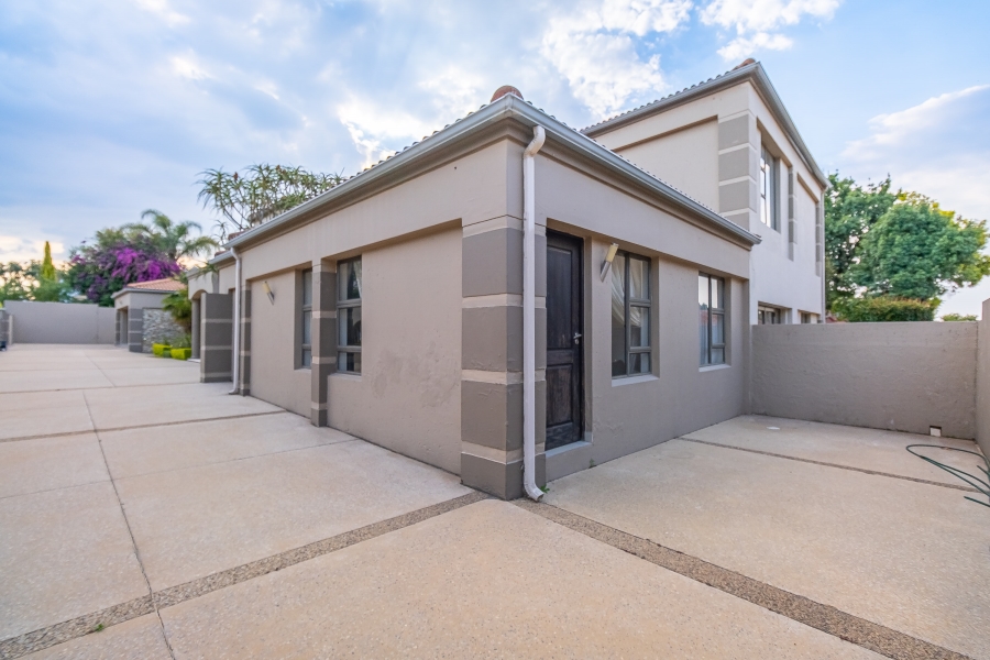 5 Bedroom Property for Sale in Broadacres Gauteng