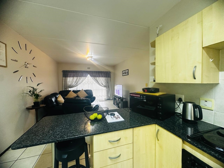 To Let 2 Bedroom Property for Rent in Sonneveld Gauteng