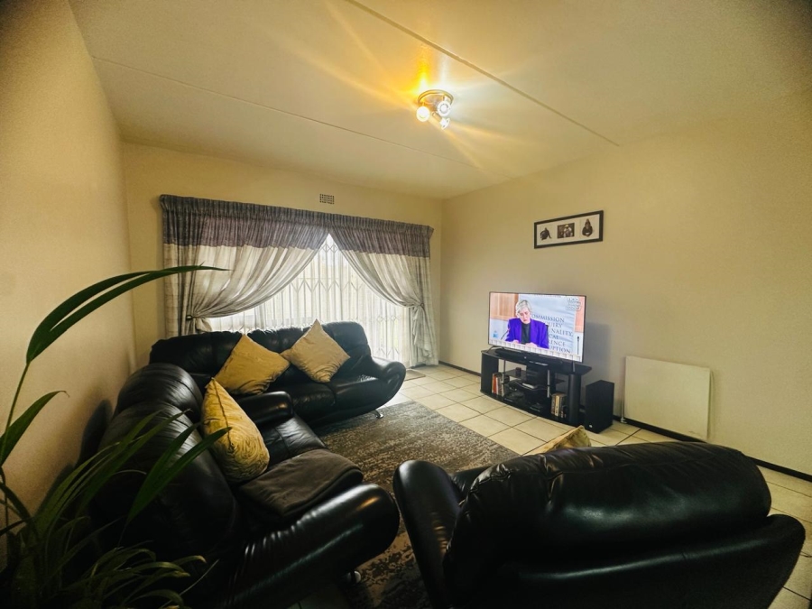 To Let 2 Bedroom Property for Rent in Sonneveld Gauteng