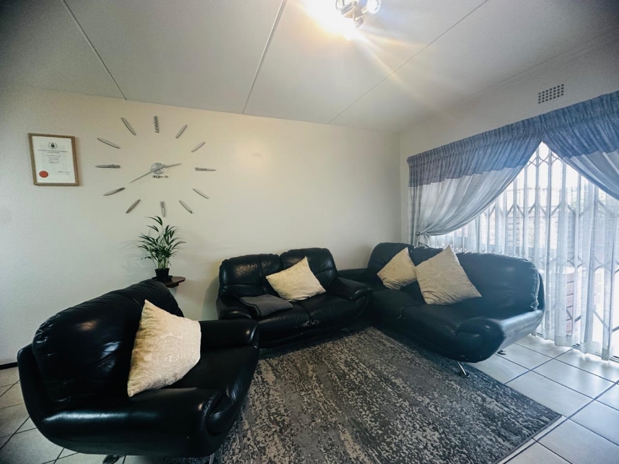 To Let 2 Bedroom Property for Rent in Sonneveld Gauteng