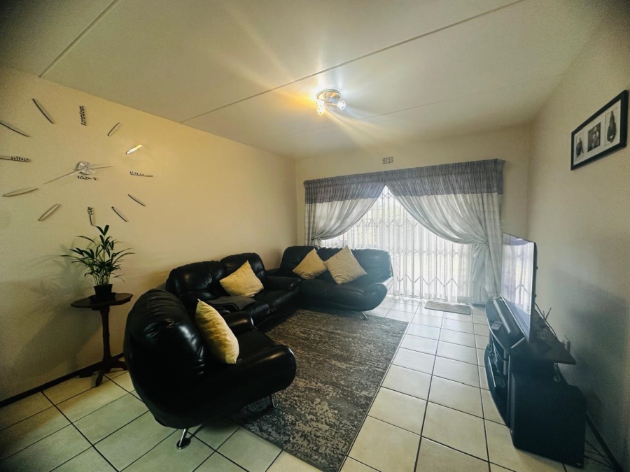 To Let 2 Bedroom Property for Rent in Sonneveld Gauteng