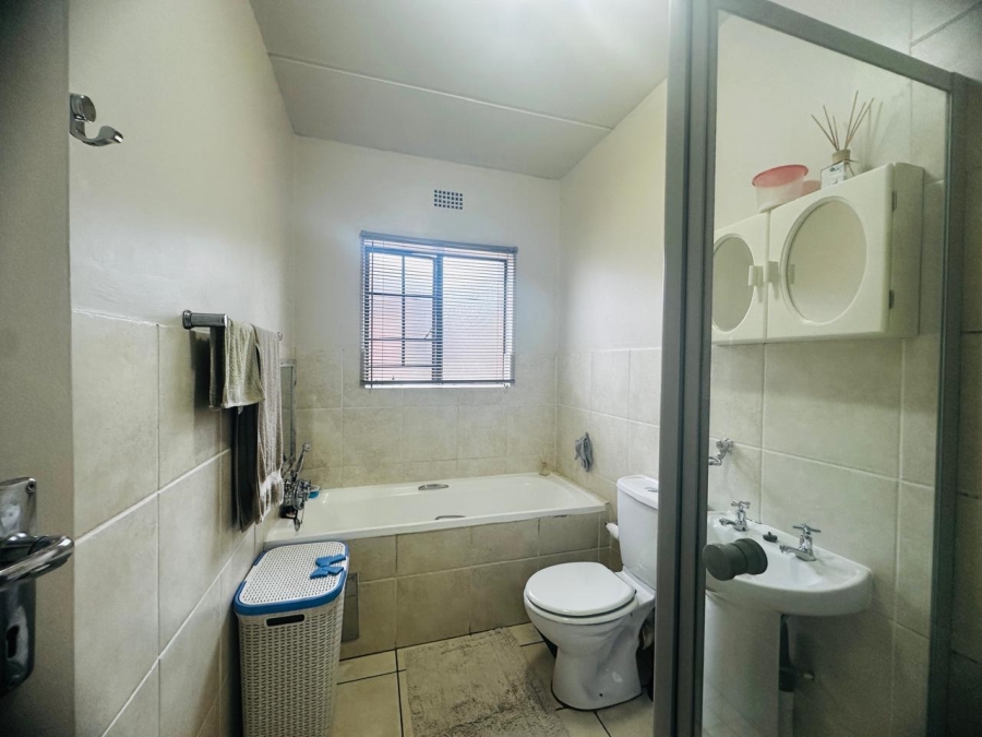 To Let 2 Bedroom Property for Rent in Sonneveld Gauteng
