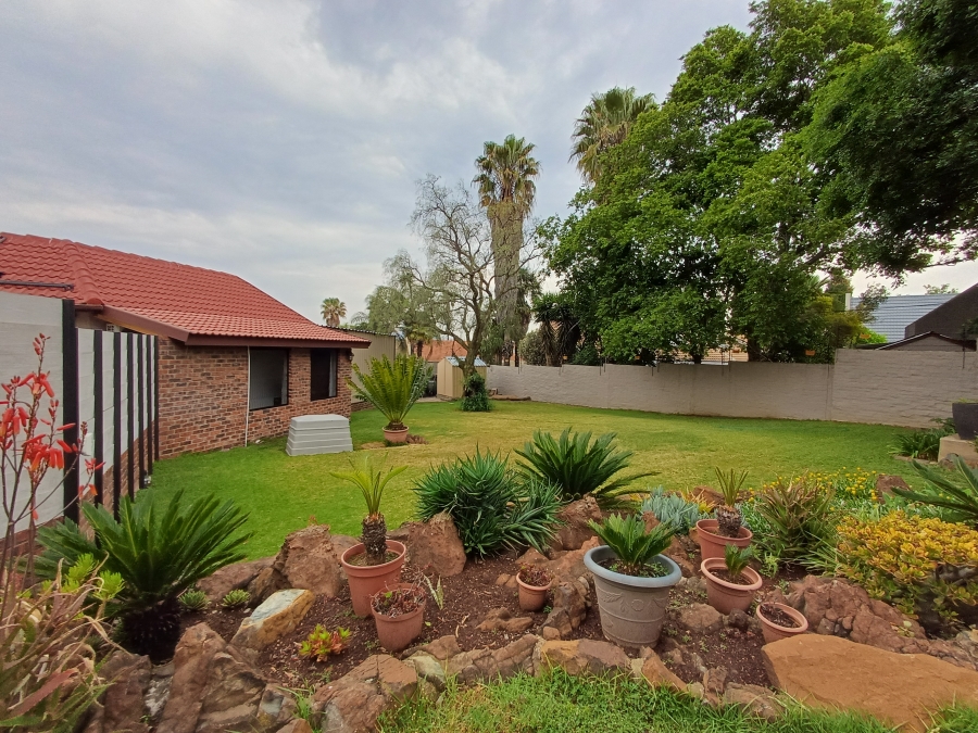 7 Bedroom Property for Sale in Marais Steyn Park Gauteng