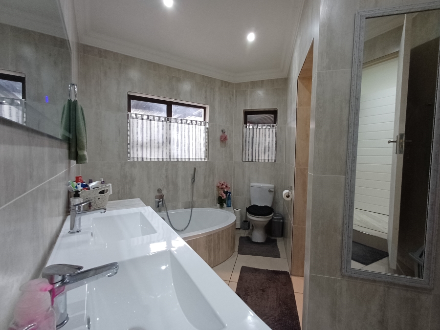 7 Bedroom Property for Sale in Marais Steyn Park Gauteng