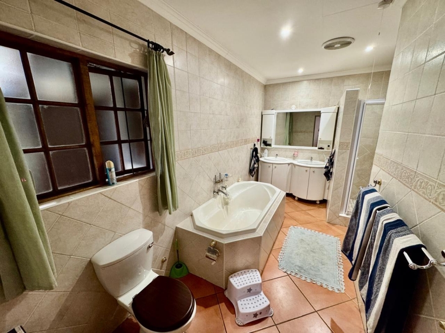 5 Bedroom Property for Sale in Brummeria Gauteng