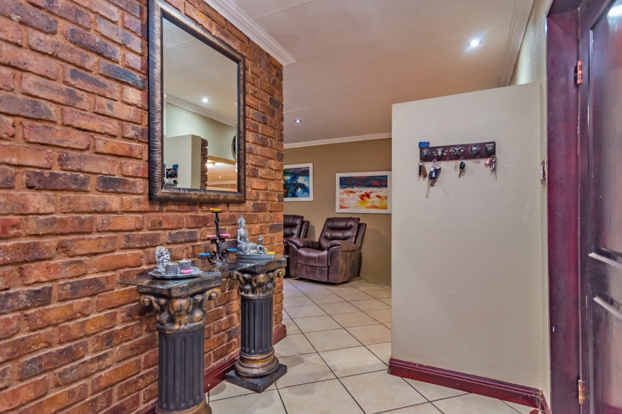 6 Bedroom Property for Sale in Noordheuwel Gauteng