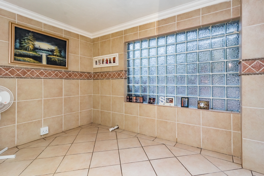 6 Bedroom Property for Sale in Noordheuwel Gauteng