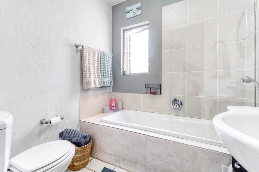 2 Bedroom Property for Sale in Broadacres Gauteng