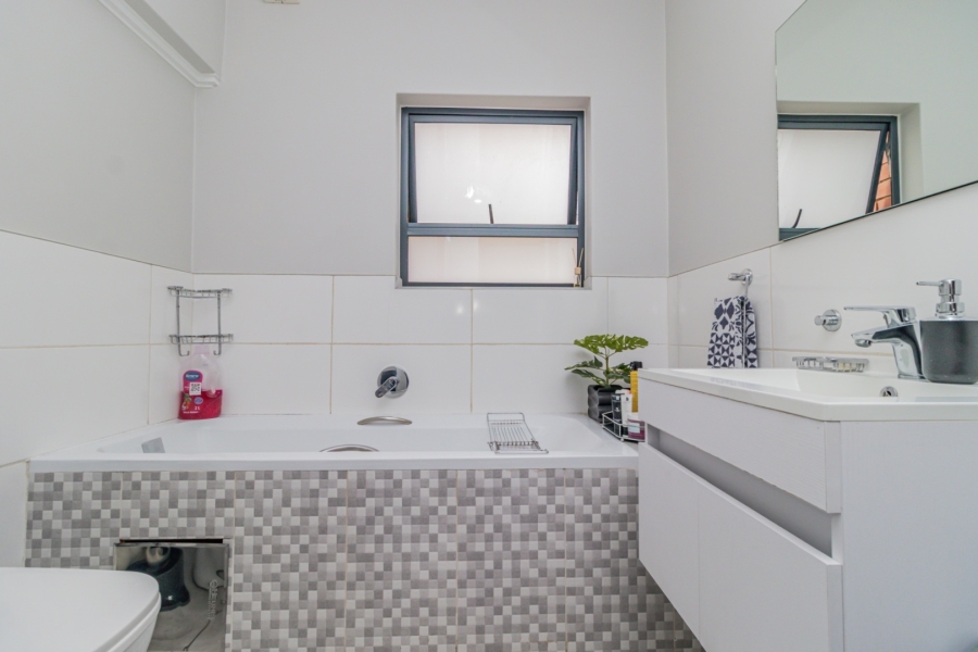 2 Bedroom Property for Sale in Glen Marais Gauteng