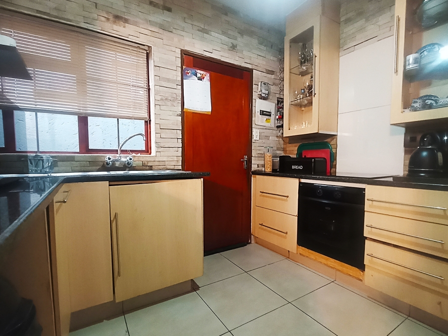 To Let 3 Bedroom Property for Rent in Corlett Gardens Gauteng