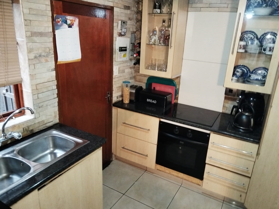 To Let 3 Bedroom Property for Rent in Corlett Gardens Gauteng