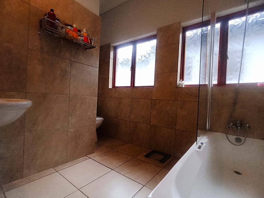 To Let 3 Bedroom Property for Rent in Corlett Gardens Gauteng