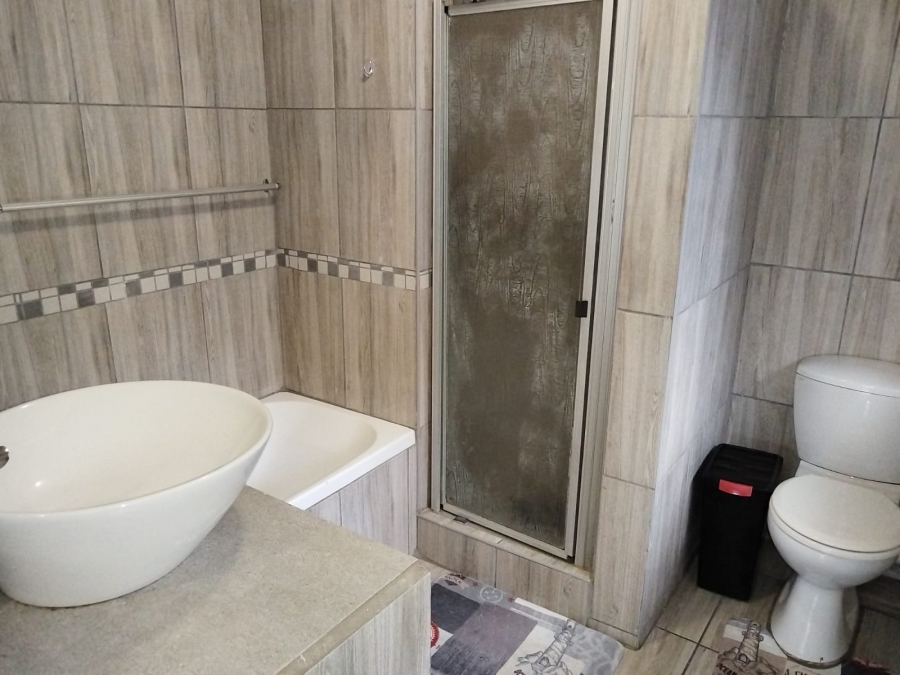 To Let 3 Bedroom Property for Rent in Corlett Gardens Gauteng