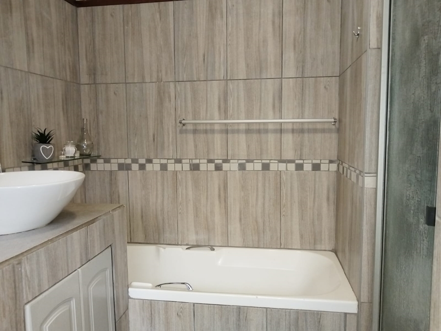 To Let 3 Bedroom Property for Rent in Corlett Gardens Gauteng