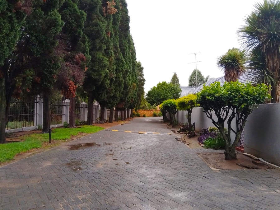 To Let 3 Bedroom Property for Rent in Corlett Gardens Gauteng