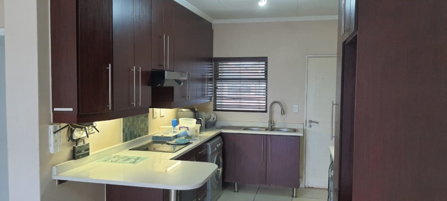 To Let 2 Bedroom Property for Rent in Greenstone Hill Gauteng
