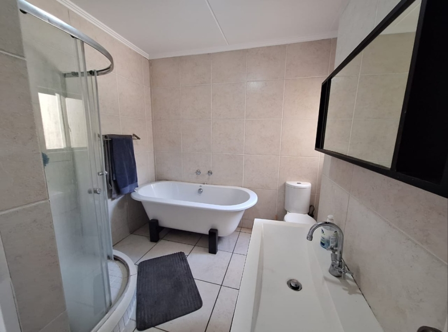 To Let 2 Bedroom Property for Rent in Greenstone Hill Gauteng