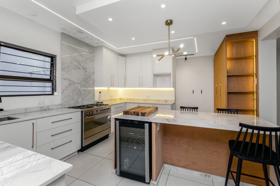 To Let 4 Bedroom Property for Rent in Benmore Gardens Gauteng