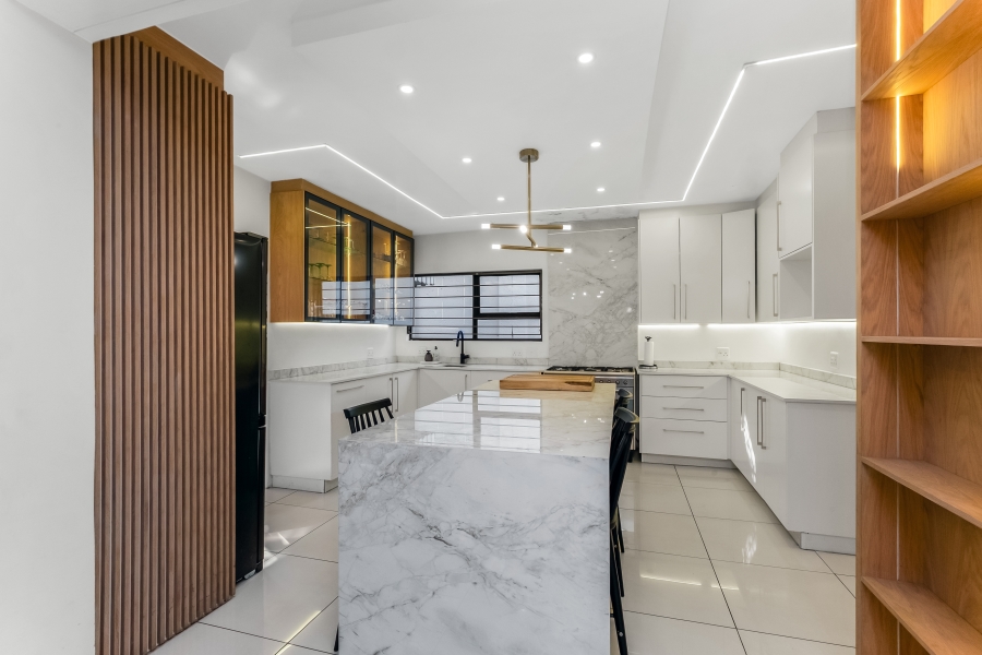 To Let 4 Bedroom Property for Rent in Benmore Gardens Gauteng