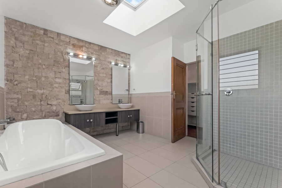 To Let 4 Bedroom Property for Rent in Benmore Gardens Gauteng