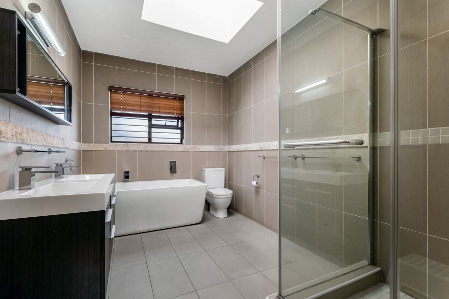 To Let 4 Bedroom Property for Rent in Benmore Gardens Gauteng