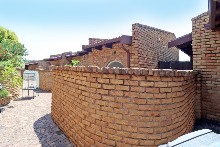 1 Bedroom Property for Sale in Corlett Gardens Gauteng