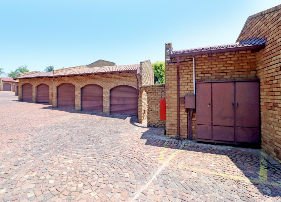 1 Bedroom Property for Sale in Corlett Gardens Gauteng