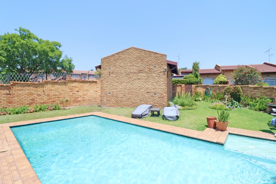 1 Bedroom Property for Sale in Corlett Gardens Gauteng