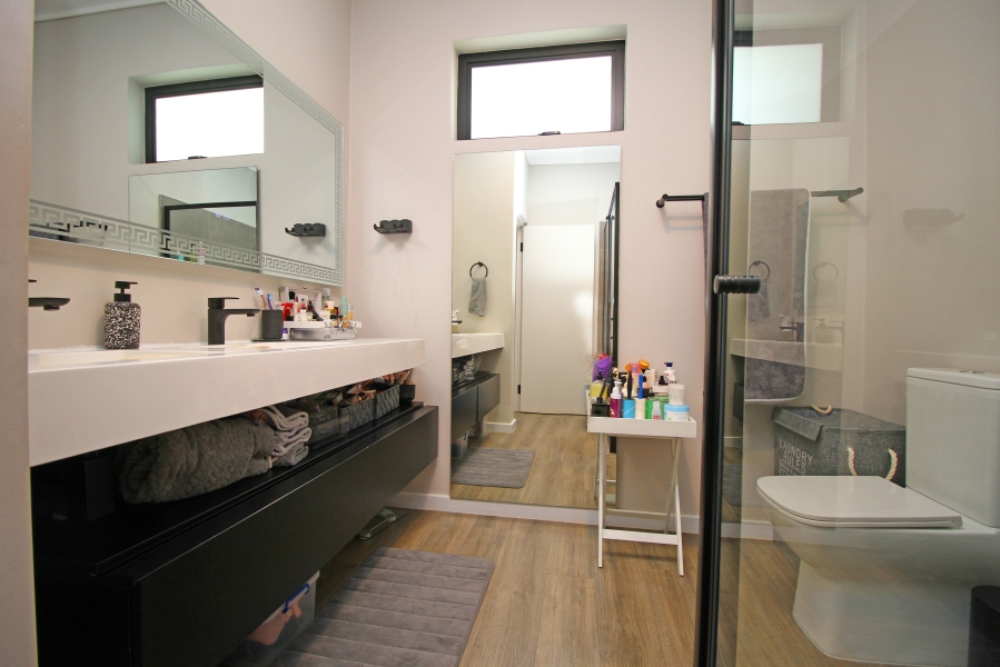 1 Bedroom Property for Sale in Hurlingham Gauteng