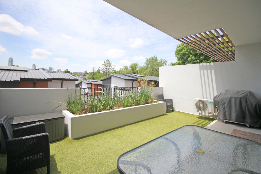 1 Bedroom Property for Sale in Hurlingham Gauteng