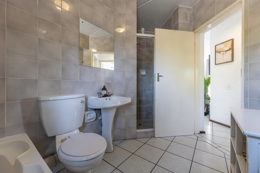 2 Bedroom Property for Sale in Magaliessig Gauteng